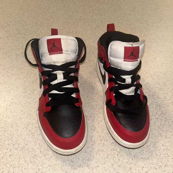 1.5 Y Jordans - Picture 2 of 3